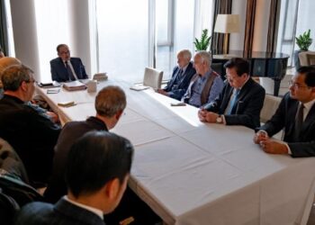 ANWAR Ibrahim mengadakan pertemuan dengan wakil badan pemikir Islam di Berlin. - FB ANWAR IBRAHIM