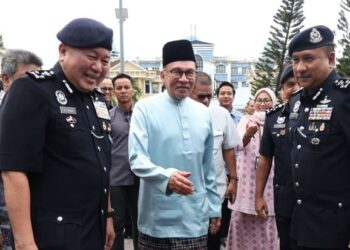 ANWAR Ibrahim ketika lawatan dan ramah mesra ke Ibu Pejabat Polis Daerah Seberang Perai Tengah, Bukit Mertajam, Pulau Pinang, hari ini. - UTUSAN/IQBAL HAMDAN
