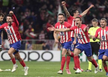 PEMAIN Atletico Madrid meraikan kemenangan penalti yang membawa mereka ke saingan suku akhir Liga Juara-Juara di Madrid, pagi ini. - AFP
