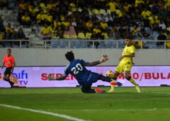 Azam Azmi Murad (kanan) bersedia untuk memperkuatkan benteng skuad Harimau Malaya dan skuad Bawah 23 tahun negara sekiranya khidmatnya diperlukan. – UTUSAN/PUQTRA HAIRRY