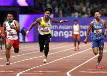 Muhammad Azeem Fahmi (tengah) ketika beraksi dalam acara 4 x 100 Meter Akhir Lelaki Sukan Asia Hangzhou 2022 perlu mencatat kepantasan di bawah 10 saat untuk layak ke Sukan Olimpik Paris 2024.