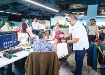 Elfian Satria Yaacob mengagihkan pek makanan pada Majlis Agihan Iftar Sentuhan Kasih Ramadan KPKT di Ibu Pejabat Media Mulia, Petaling Jaya semalam. – UTUSAN/MOHD. FARIZWAN HASBULLAH