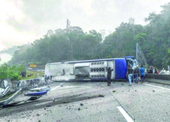 SEBUAH bas persiaran terbalik mengakibatkan dua penumpang maut 13 cedera termasuk dua parah di Lebuhraya Karak-Kuala Lumpur (hala ke Timur) berdekatan Hentian Rehat Lentang di Bentong, Pahang.