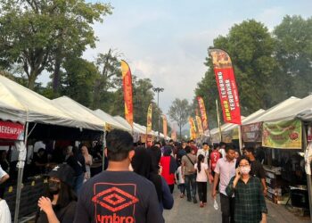 PELANGGAN membeli juadah berbuka puasa di bazar Ramadan di pekarangan Stadium Perak di Ipoh. - UTUSAN