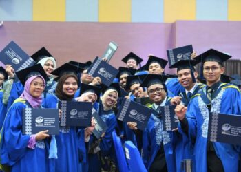 DUA pertiga siswazah dikatakan terperangkap dalam kadar gaji rendah atau kurang daripada RM2,000 walaupun mempunyai diploma dan ijazah. – GAMBAR HIASAN/IZLIZAN OTHMAN