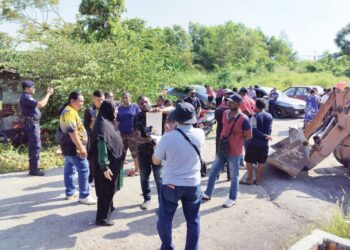 PENDUDUK berhimpun untuk menghalang tindakan daripada syarikat pemaju cuba merobohkan rumah mereka dekat Kampung Bunga Raya, Subang di Shah Alam, Selangor semalam. – UTUSAN/MOHAMAD NAUFAL MOHAMAD IDRIS