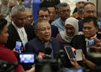 ISA Samad bercakap kepada pemberita selepas dilepas dan dibebaskan oleh Mahkamah Rayuan di Putrajaya, hari ini. UTUSAN/FAIZ ALIFF