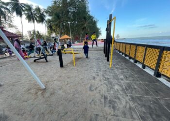 KEBANYAKAN pengunjung tidak menghampiri pesisir pantai bagi mengelak disengat ubur-ubur di Pantai Irama, Bachok, Kelantan. UTUSAN/TOREK SULONG.