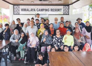 Sebahagian Ahli KVUM dan keluarga bergambar kenangan dalam  Program Perkhemahan di Rock Garden Himalaya Camping Resort di Gopeng, Perak baru-baru ini.