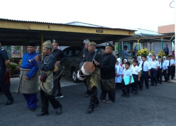 MURID SK Pida Tiga disambut dengan muzik tradisional gendang silat Kumpulan Gendang Warisan 
Pak Din Johan Kampung Kota Siputeh pada hari pertama persekolahan di Tunjang, Kubang Pasu, Kedah semalam. – UTUSAN/ SHAHIR NOORDIN