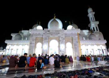 ORANG ramai  bertarawih di Masjid Imanul Fa’izin, Padang Kala, Kota Bharu, Kelantan kelmarin. – MINGGUAN/KAMARUL BISMI KAMARUZAMAN