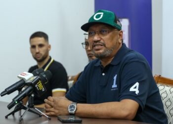 BOBIE Farid Shamsudin dalam sidang akhbar mengenai aksi persahabatan di antara Perak FC dan Geylang FC di Ipoh. - UTUSAN/UTUSAN/MUHAMAD NAZREEN SYAH MUSTHAFA