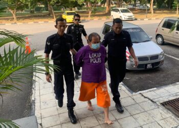 CHEE Kooi Heng ketika dibawa ke Mahkamah Seri Manjung hari ini atas tuduhan membunuh abang kandung dan kakak iparnya. - UTUSAN