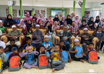 JAWATANKUASA Berdaya dan pengurusan Masjid Al-Falah bersama sebahagian 50 anak mualaf dan asnaf yang menerima sumbangan di Felda Sungai Tiang, Pendang, Kedah baru-baru ini.