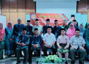 Hasni Mohamad (duduk tengah) bersama Jawatankuasa Persatuan Pesara Perkhidmatan Pendidikan Malaysia Cawangan Pontian bagi sesi 2024/2026 di Pontian, Johor, baru-baru ini. 
– UTUSAN/MUHAMMAD ZIKRI