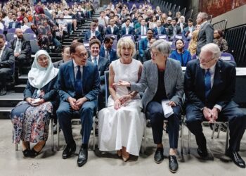 ANWAR Ibrahim bersama bekas Menteri Luar Australia, Gareth Evans (kanan) di Universiti Nasional Australia di Canberra, semalam. – JABATAN PERDANA MENTERI