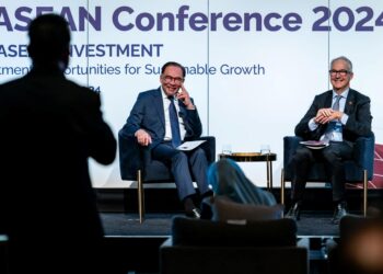 ANWAR Ibrahim menjawab soalan dalam Persidangan Invest ASEAN di Melbourne, Australia hari ini. -FB ANWAR IBRAHIM