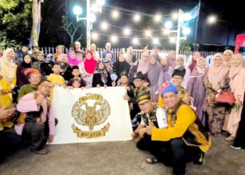 AHLI Kelab Motosikal Berkuasa Tinggi  Majestic MG bergambar dengan pesakit kanser selepas majlis berbuka puasa  di Restoran Hadramaut Kempas, Johor Bahru