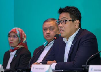 Tengku Muhammad Taufik Tengku Kamadjaja Aziz bercakap pada sidang akhbar Pengumuman Keputusan Kewangan Kumpulan PETRONAS Suku Keempat dan Tahun Berakhir 2023 di Menara Berkembar Petronas, Kuala Lumpur semalam. -UTUSAN/FARIZ RUSADIO