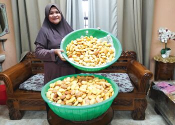 ROKIAH Deraman menunjukkan nekbat yang dihasilkannya di Kampung Pulau Musang, Kuala Terengganu, semalam. – UTUSAN/KAMALIZA KAMARUDDIN