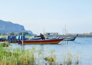 CUACA panas sejak kebelakangan ini menyebabkan beberapa kawasan di empangan atau tasik Timah Tasoh yang sebelum ini dilimpahi air mula kering di empangan Timah Tasoh Padang Besar, Perlis semalam. 
– UTUSAN/IZLIZAN OTHMAN