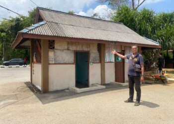 SULAIMAN Sazali menunjukkan surau di Pantai Batu Hitam yang semakin uzur dan tidak dibaik pulih sejak lebih 10 tahun lalu.
– UTUSAN/NORHAFIZAN ZULKIFLI