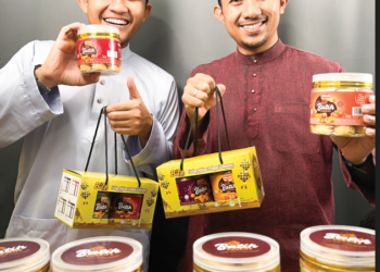 AZAM Asri (kanan) bersama Hanafi Muidnuddin menunjukkan Batih Cookies keluaran syarikat tersebut.