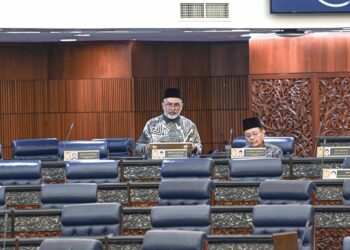 SYED Abu Hussin Hafiz Syed Abdul Fasal semasa membahaskan Usul Menjunjung Kasih Titah Diraja di Dewan Rakyat, semalam. - JABATAN PENERANGAN MALAYSIA