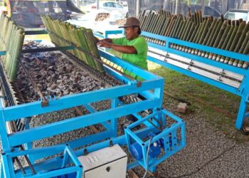 SALAH seorang pekerja Lemang Lebaran menyusun lemang yang dibakar menggunakan dapur dengan teknik golek ketika tinjauan sempena bulan Ramadan di Jalan Kota Raja, Batu 1, Kampung Jawa, Klang. – UTUSAN/SADDAM YUSOFF