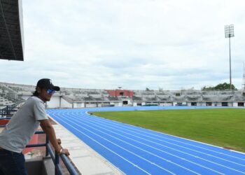 MUHAMAD Kaironnisam Shahabudin Hussein kembali semula ke Stadium Tuanku Syed Putra yang menjadi gelanggang keramat di zaman kegemilangan Singa Utara dahulu di Kangar, Perlis semalam.- UTUSAN/IZLIZAN OTHMAN