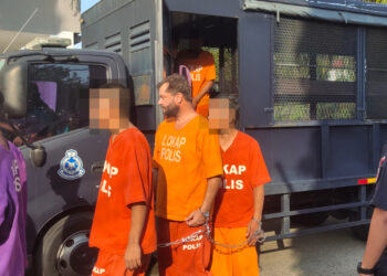 DAVID Matthew Frahm (tengah) dituduh menghasilkan bahan penganiayaan seksual terhadap kanak-kanak di Mahkamah Sesyen Langkawi.