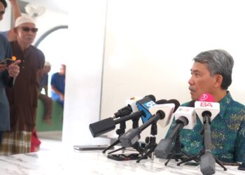 MOHAMAD Hasan ketika ditemui pemberita selepas Majlis Penyampaian Bakul Makanan Sempena Ramadan di Masjid Kariah Kampung Siliau di Rantau, Seremban hari ini.