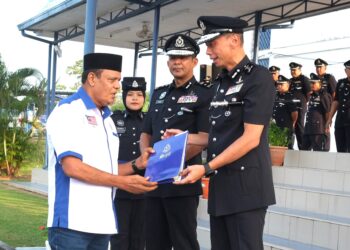 AHMAD Dzaffir Mohd. Yussof (kanan) menyampaikan sijil penghargaan kepada salah seorang penerima pada Majlis Peringatan Hari Polis Ke-217 Peringkat Ibu Pejabat Polis Kontinjen Negeri Sembilan di Padang Kawad Sekolah Latihan Kontinjen (SLAK) Negeri Sembilan di Seremban hari ini.
