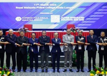 FAHMI Fahmi Fadzil (tujuh dari kanan) bersama Saifuddin Nasution Ismail (tujuh dari kiri), Dr. Shamsul Anuar Nasarah (enam dari kanan), Mustapha Sakmud (enam dari kanan) dan Razarudin Husain (lima dari kanan),bergambar pada Majlis Dialog Khas PDRM di Maktab PDRM, Kuala Lumpur, hari ini. - FOTO/SHIDDIEQIIN ZON