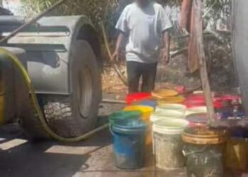 SUSPEK yang cuba menyeleweng diesel diserbu Kementerian Perdagangan Dalam Negeri dan Kos Sara Hidup (KPDN) Kelantan di Pasir Puteh, Kelantan.