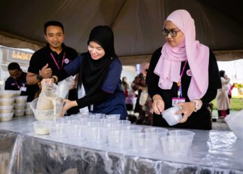 Sukarelawan AEON sibuk menyediakan bubur lambuk 