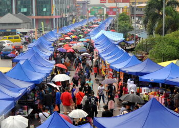 BAZAR Ramadan sentiasa menjadi tumpuan para pengunjung saban tahun untuk mendapatkan pelbagai juadah berbuka dan aneka kuih-muih serta minuman