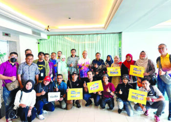 MOHD. Shukri Ramli bergambar bersama media selepas Mesyuarat Perbincangan Agenda Pelancongan dan Kerjasama Perlis Bersama Selatan 
Thailand di Hotel Yannaty, Hatyai, Thailand baru-baru ini.– UTUSAN/IZLIZAN OTHMAN