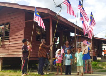 BIARPUN Orang Asli Kensiu menggunakan teknologi moden, tetapi pengaruh luar belum begitu menular dalam kehidupan masyarakat mereka.