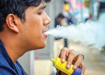 ISU keracunan dan ketagihan 
vape dalam kalangan bawah 
umur masih tidak terkawal. 
– GAMBAR HIASAN