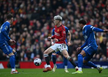Alejandro Garnacho (tengah) dikawal tiga pemain Everton dalam saingan Liga Perdana Inggeris di Old Trafford, kelmarin. United menang 2-0 dalam perlawanan itu. – AFP