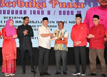 ARIM Bujang (tiga kanan) menyampaikan borang keahlian Gagasan Rakyat kepada Hajiji Noor di Kota Kinabalu, Sabah, semalam.