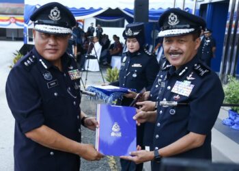 MOHD. Yusri Hassan Basri (kanan) menyampaikan sijil penghargaan kepada Ketua Polis Daerah Ipoh, Asisten Komisioner Yahaya Hassan pada sambutan Hari Polis ke-217 peringkat negeri di IPK Perak di Ipoh hari ini. - UTUSAN/MUHAMAD NAZREEN SYAH MUSTHAFA