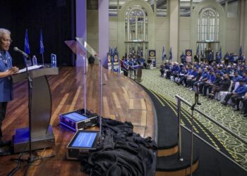 HAMZAH Zainuddin menyampaikan ucapan pada Konvensyen Wakil-wakil Rakyat Perikatan Nasional (PN) 2024 di Hotel Sunway Putra, Kuala Lumpur, hari ini. - UTUSAN/MUHAMAD IQBAL ROSLI