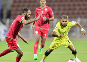 FAISAL Halim diasak pemain Oman dalam aksi Kelayakan Piala Dunia 2026/Piala Asia 2027 di Muscat, semalam. Malaysia yang tewas 2-0 pada perlawanan itu akan menentang lawan yang sama pada pertemuan kedua Selasa ini. - IHSAN FAM