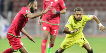 FAISAL Halim diasak pemain Oman dalam aksi Kelayakan Piala Dunia 2026/Piala Asia 2027 di Muscat, semalam. Malaysia yang tewas 2-0 pada perlawanan itu akan menentang lawan yang sama pada pertemuan kedua Selasa ini. - IHSAN FAM