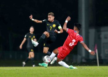 PEMAIN Harimau Malaya, Faisal Halim mengelak asakan keras pemain Nepal dalam aksi persahabatan di Stadium Mini Universiti Teknologi Mara (UiTM), Shah Alam, kelmarin. Malaysia menang 5-1. - IHSAN FAM