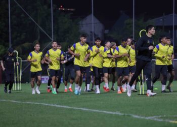 PEMAIN skuad Harimau Malaya menjalani rutin latihan harian di Wisma FAM, Kelana Jaya. - UTUSAN/FARIZ RUSADIO