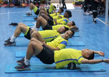 PEMAIN-pemain skuad Harimau Malaya berlatih di Wisma FAM sebagai persiapan menjelang pertemuan menentang Oman pada 21 Mac ini. - UTUSAN/FARIZ RUSADIO