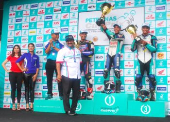 VP. Shanmugam menyampaikan hadiah kepada pemenang kategori CP150 pada sirkuit pertama Kejuaraan Petronas MAM Malaysian Cub Prix di Jasin, Melaka. - UTUSAN/AMRAN MULUP
